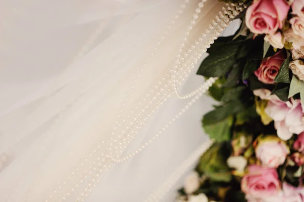 Бісер з перлів на весільній церемоніальній арці з білим тлом — стокове фото