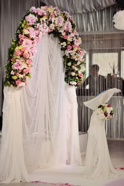 Blommor på ett bröllop arch i fris toner, bakgrund — Stockfoto