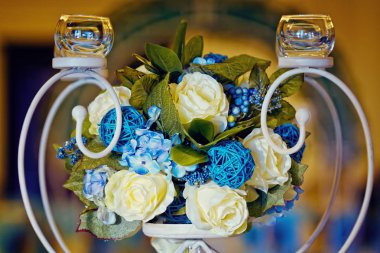 Mumlar, beyaz ve mavi çiçek vazo