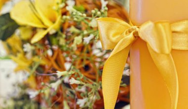 Turuncu mum üzerinden düzenleme süsleme bir düğün tablo olarak