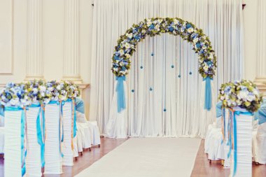 Beyaz ve mavi çiçekler, arka plan düğün kemer