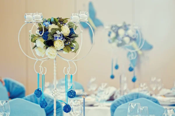 Composition from blue flowers as ornament on a wedding table — Stock Photo, Image