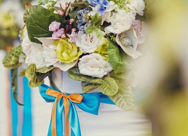 Букет квітів з помаранчевою стрічкою і синьою стрічкою — стокове фото