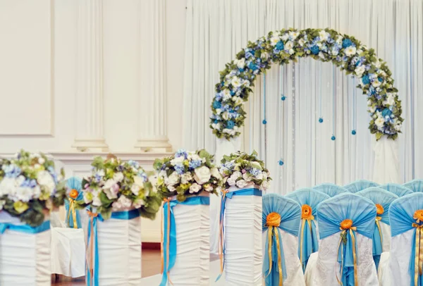 Bröllop arch i vita och blå blommor, bakgrund — Stockfoto