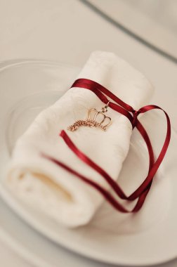 Tablo kırmızı ince bant ile sarılmış olan şarap gözlükleri tarafından servis edilir