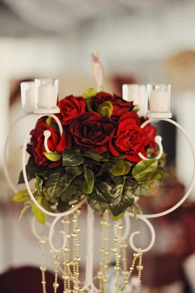 Bröllop blomma komposition för gäster och nygifta bord — Stockfoto