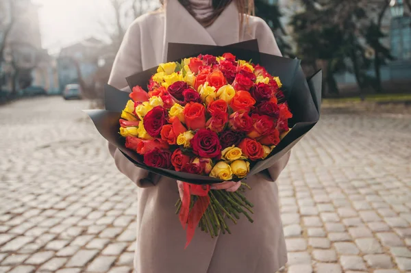 Big bright color bouquet of roses in the girl's hands, a gift on Birthday — Stock Photo, Image