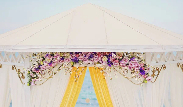 Arco de casamento de flores coloridas — Fotografia de Stock