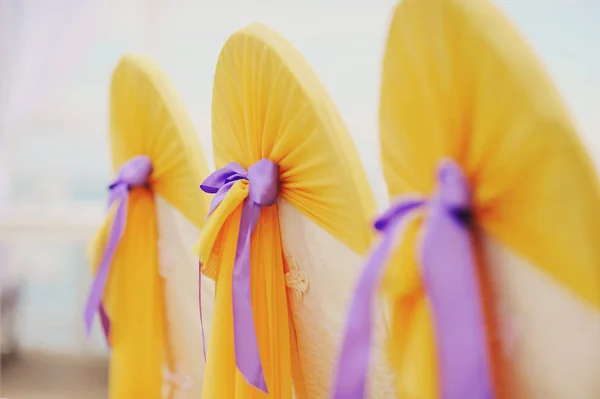 Жовта кришка з фіолетовим бантом — стокове фото