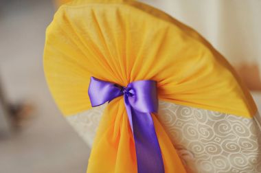 güzel bir sandalye üzerinde sarı kumaş, Menekşe yay tarafından bağlı sandalye