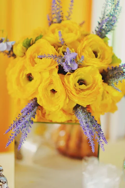 Яскраві жовті квіти — стокове фото