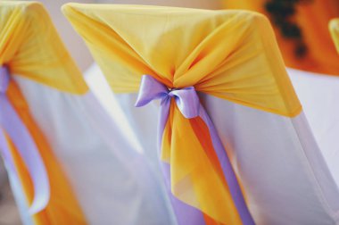 mor bir yay ile sarı kapak