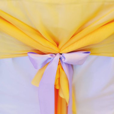 Beyaz, şenlikli bir iskemle Menekşe yay