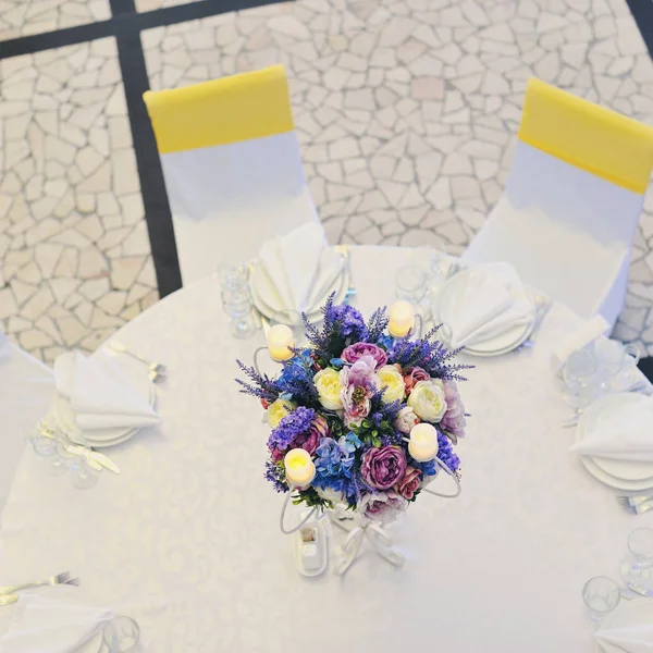 Semestern bordet med blomma — Stockfoto