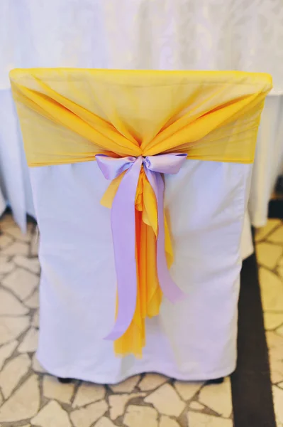 Фіолетовий лук на білому святковому стільці — стокове фото