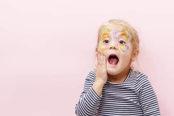 Abbastanza Eccitante Sorridente Bambina Bionda Anni Con Viso Luminoso Dipinto — Foto Stock