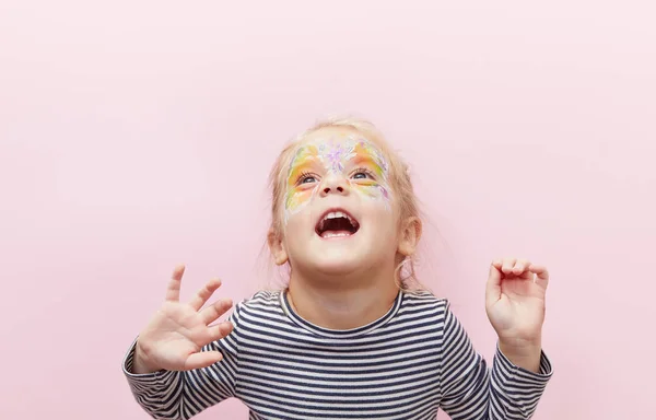 相当令人兴奋的笑容金发碧眼的小女孩3岁与明亮的脸粉红的背景 快乐的感情 快乐的童年 — 图库照片
