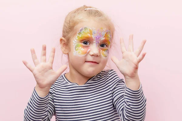 Abbastanza Eccitante Sorridente Bambina Bionda Anni Con Viso Luminoso Dipinto — Foto Stock
