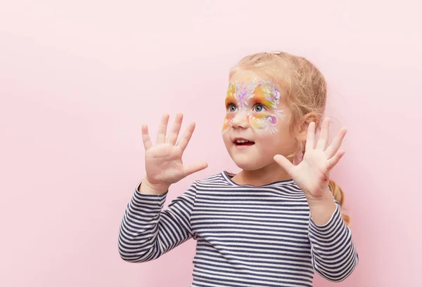 Abbastanza Eccitante Sorridente Bambina Bionda Anni Con Viso Luminoso Dipinto — Foto Stock