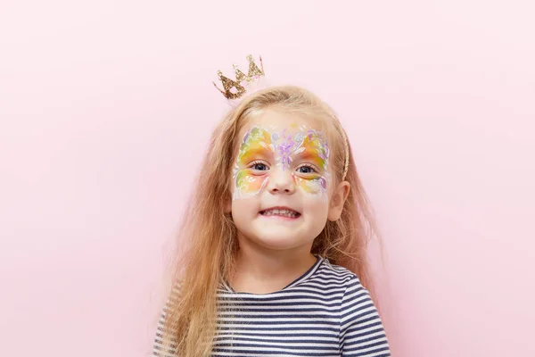 Abbastanza Eccitante Sorridente Bambina Bionda Anni Con Viso Luminoso Dipinto — Foto Stock