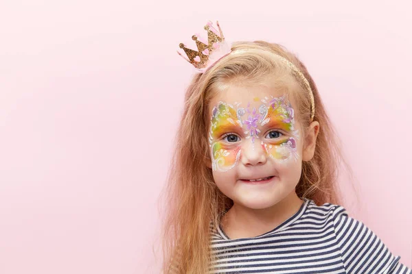 Menina Pequena Loira Sorridente Bastante Emocionante Anos Com Uma Pintura — Fotografia de Stock