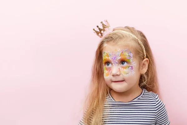 Abbastanza Eccitante Sorridente Bambina Bionda Anni Con Viso Luminoso Dipinto — Foto Stock