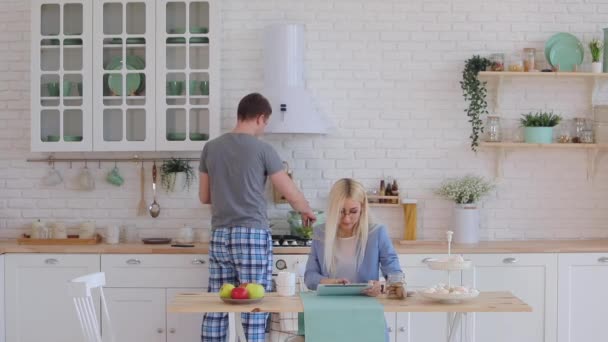 Mooie zakenvrouw dragen blauwe jas werkt op tablet — Stockvideo