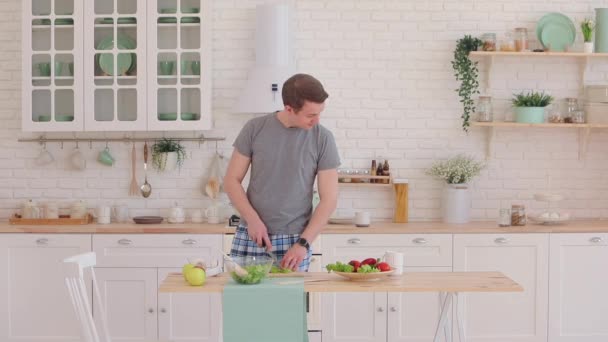 Jovem prepara deliciosa salada de legumes câmera lenta — Vídeo de Stock