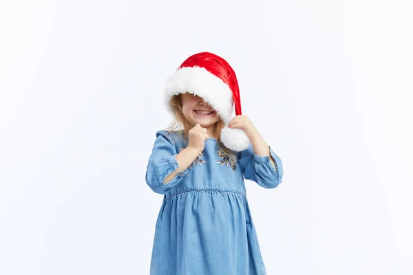 Feliz Niña Sonriente Santa Sombrero Vestido Azul Que Divierten Fondo — Foto de Stock