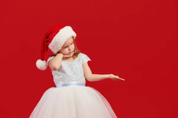 Niña Vestido Princesa Blanca Santa Sombrero Muestra Con Mano Derecha — Foto de Stock