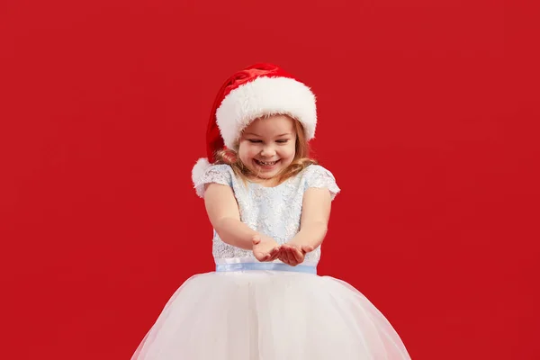 Uma Menina Vestido Princesa Branca Chapéu Papai Noel Detém Flocos — Fotografia de Stock