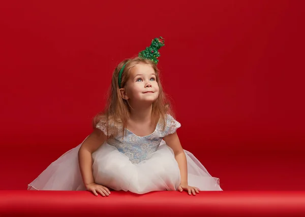 Noel Şapkalı Beyaz Prenses Elbiseli Kafasında Noel Ağacı Şeklinde Bir — Stok fotoğraf