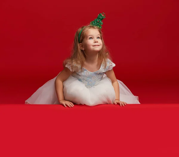 Noel Şapkalı Beyaz Prenses Elbiseli Kafasında Noel Ağacı Şeklinde Bir — Stok fotoğraf