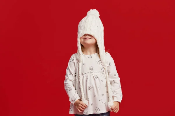 Joyeux Enfant Fille Tire Chapeau Hiver Tricoté Sur Son Visage — Photo