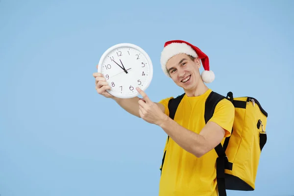 Young Courier Santa Hat Thermo Yellow Bag Blue Background Space — Stock Photo, Image