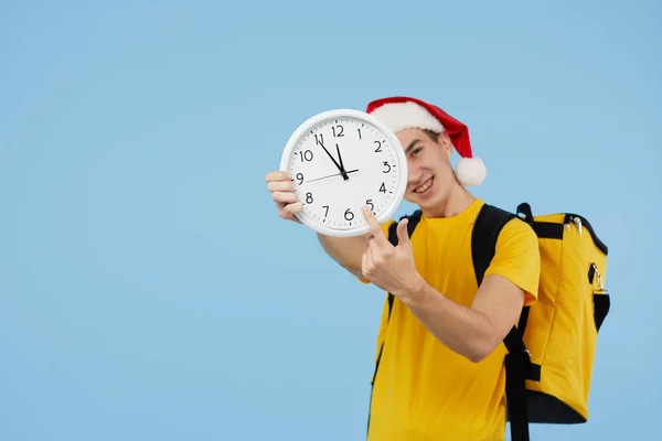 Young Courier Santa Hat Thermo Yellow Bag Blue Background Space — Stock Photo, Image