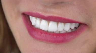 Beyaz dişli kız ananas dilimli makroyu ısırıyor.