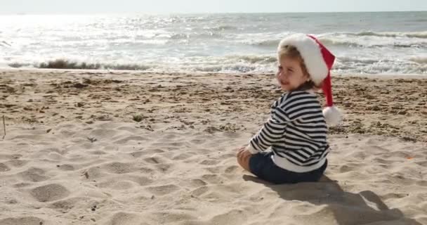 Graziosa bambina con il cappello rosso celebra le feste di Natale — Video Stock