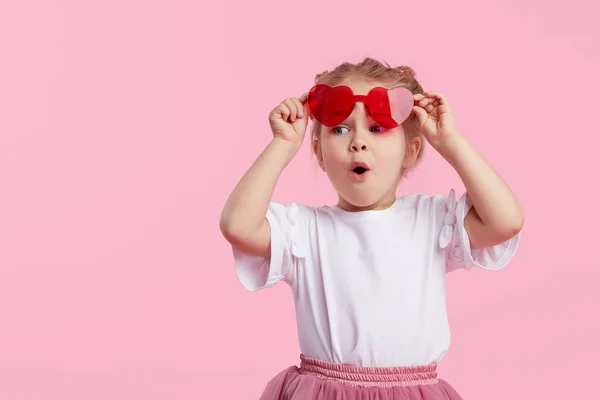 Retrato Surpreendido Bonito Pequena Menina Forma Óculos Sol Coração Criança — Fotografia de Stock