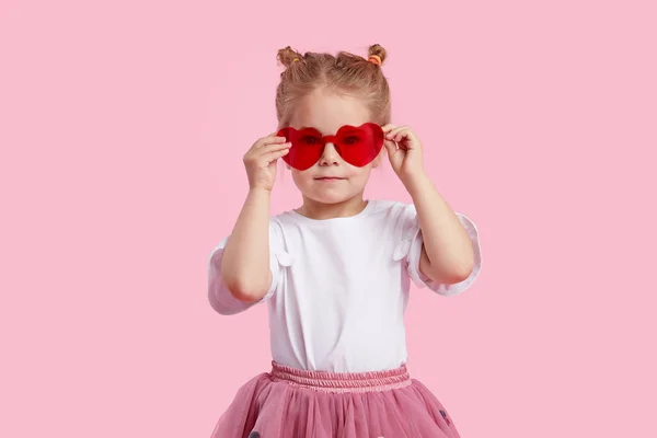 Retrato Niña Linda Sorprendida Las Gafas Sol Forma Corazón Niño — Foto de Stock