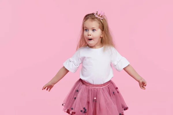 一个快乐的小女孩 穿着郁金香裙 头戴公主王冠 背景是粉色的 庆祝孩子们生机勃勃的狂欢节 生日派对 玩得开心 — 图库照片