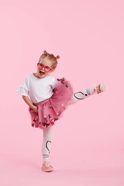 Feliz Infância Menina Engraçada Saia Tule Pulando Divertindo Isolada Fundo — Fotografia de Stock