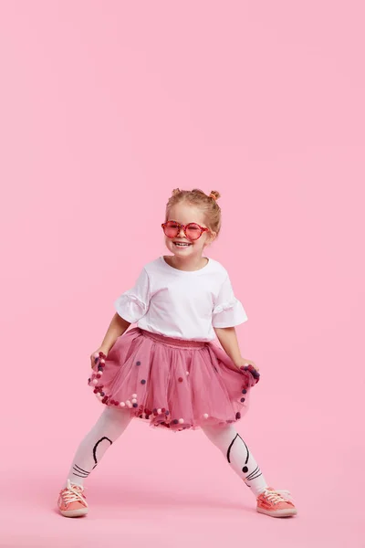 Feliz Infância Menina Engraçada Saia Tule Pulando Divertindo Isolada Fundo — Fotografia de Stock