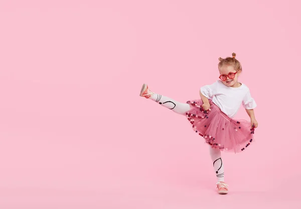 Feliz Infância Menina Engraçada Saia Tule Pulando Divertindo Isolada Fundo — Fotografia de Stock