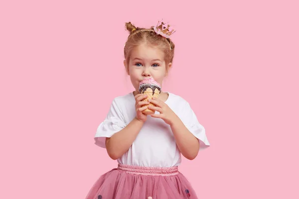Słodkie Dziecko Dziewczyna Przyjemnością Smaczne Lody Różowym Tle Studio Lizać — Zdjęcie stockowe