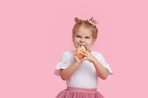 Słodkie Dziecko Dziewczyna Przyjemnością Smaczne Lody Różowym Tle Studio Lizać — Zdjęcie stockowe