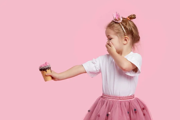 Menina Bonito Segura Sorvete Seu Braço Estendido Cobre Boca Com — Fotografia de Stock