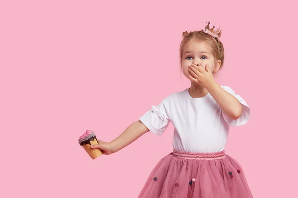 Menina Bonito Segura Sorvete Seu Braço Estendido Cobre Boca Com — Fotografia de Stock