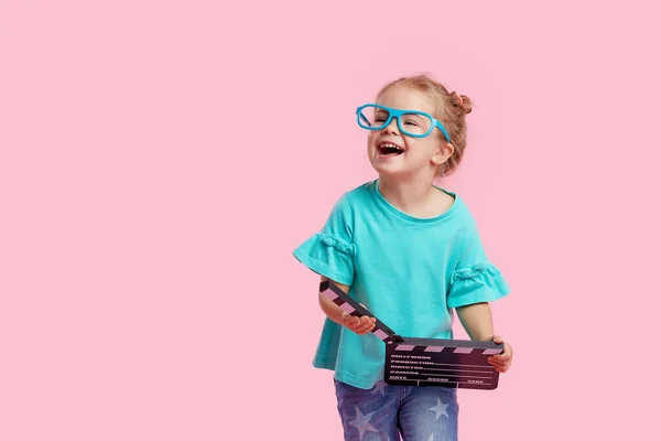 Engraçado Sorrir Menina Óculos Cinema Segurar Filme Fazendo Clapperboard Isolado — Fotografia de Stock