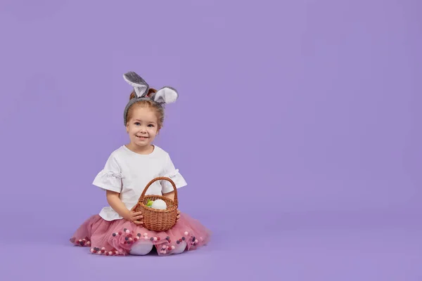 Paskalya Tavşanı Kostümü Giymiş Şirin Küçük Bir Kız Kocaman Bir — Stok fotoğraf